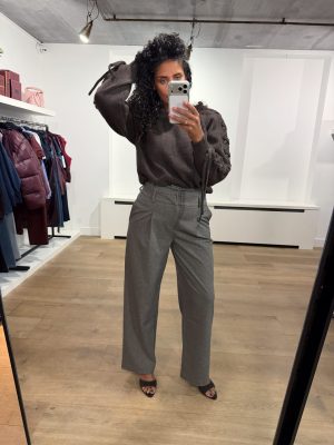 Aímée The Label VeniceW6 Trousers in Grey, grijze dames pantalon met straight-leg pasvorm en plooien aan de voorzijde.