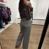 Aímée The Label VeniceW6 Trousers in Grey, grijze dames pantalon met straight-leg pasvorm en plooien aan de voorzijde.