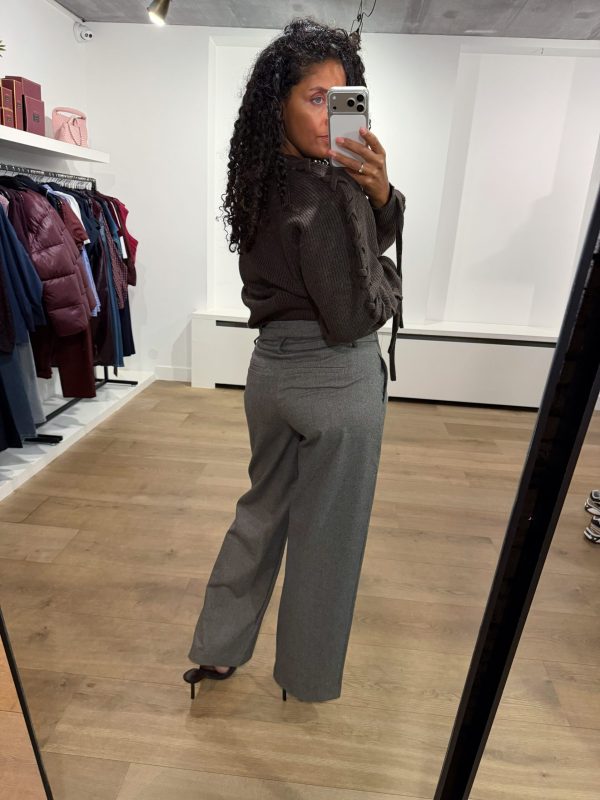 Aímée The Label VeniceW6 Trousers in Grey, grijze dames pantalon met straight-leg pasvorm en plooien aan de voorzijde.