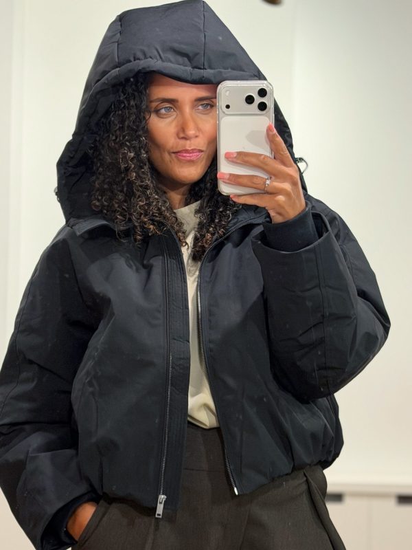 Co’Couture RilloCC Puffer Jacket 500154 in Black, zwarte gewatteerde dames puffer met hoge kraag, capuchon en ritssluiting.