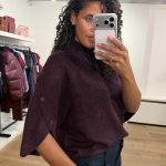 Dante6 Mahani Cape Sweater 263236-7476 in bordeaux, fluffy damestrui van alpaca-wolmix met cape silhouet en knoopdetails langs de mouwen.