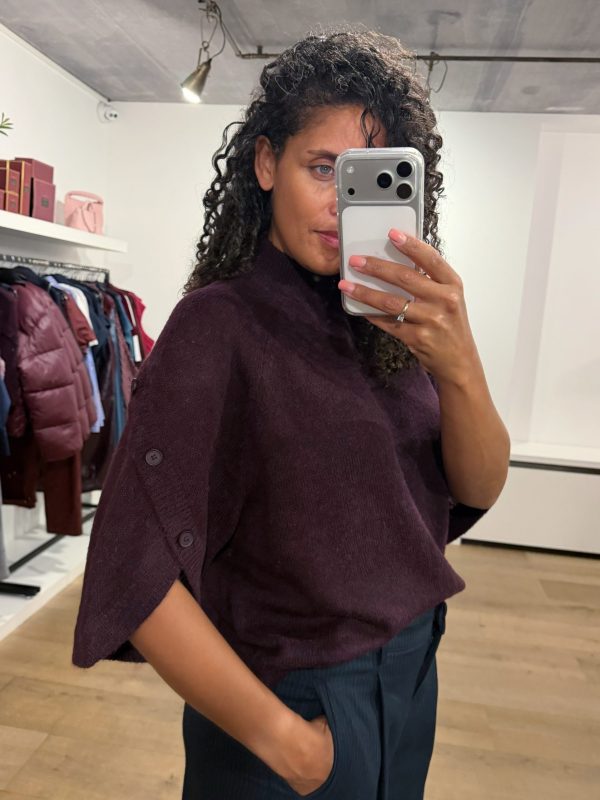 Dante6 Mahani Cape Sweater 263236-7476 in bordeaux, fluffy damestrui van alpaca-wolmix met cape silhouet en knoopdetails langs de mouwen.