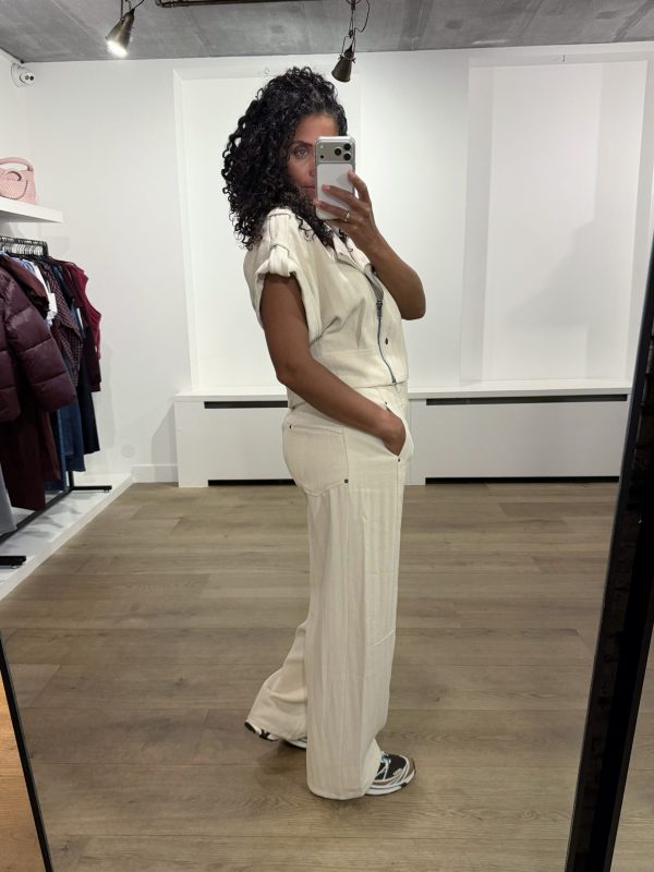 Co-Couture-CalinCC-Pants-500117 Co’Couture CalinCC Pant 500117 in Creme, high-waist dames pantalon met wijde pijpen, gebogen naaddetail en subtiele visgraatstructuur.