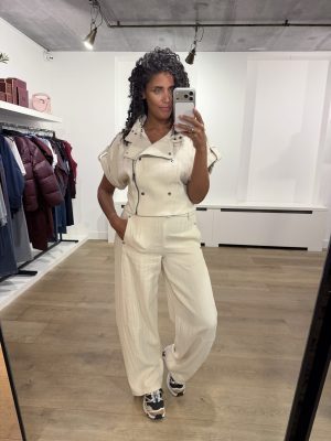 Co’Couture CalinCC Pant 500117 in Creme, high-waist dames pantalon met wijde pijpen, gebogen naaddetail en subtiele visgraatstructuur.