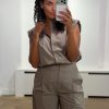 Co’Couture OpheliaCC Pleat SS Shirt 500208 in Mink, katoenen damesblouse met korte mouwen, plooidetails en verstelbare zoom.