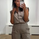 Co’Couture OpheliaCC Pleat SS Shirt 500208 in Mink, katoenen damesblouse met korte mouwen, plooidetails en verstelbare zoom.
