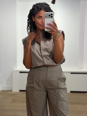 Co’Couture OpheliaCC Pleat SS Shirt 500208 in Mink, katoenen damesblouse met korte mouwen, plooidetails en verstelbare zoom.