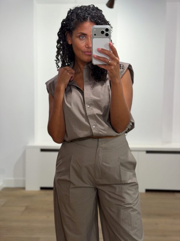 Co’Couture OpheliaCC Pleat SS Shirt 500208 in Mink, katoenen damesblouse met korte mouwen, plooidetails en verstelbare zoom.