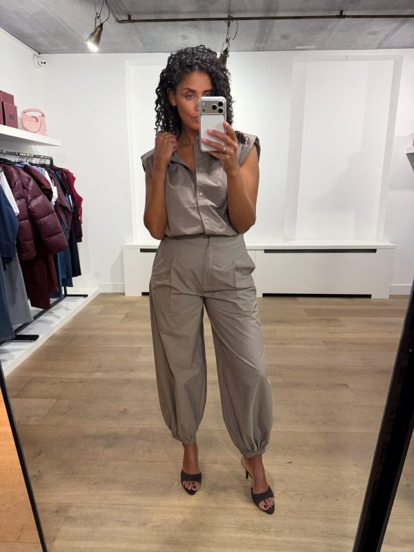 Co’Couture OpheliaCC Balloon Pant 500076 in Mink, katoenen damesbroek met volumineuze balloon fit en taps toelopende pijpen.
