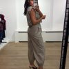 Co’Couture OpheliaCC Balloon Pant 500076 in Mink, katoenen damesbroek met volumineuze balloon fit en taps toelopende pijpen.