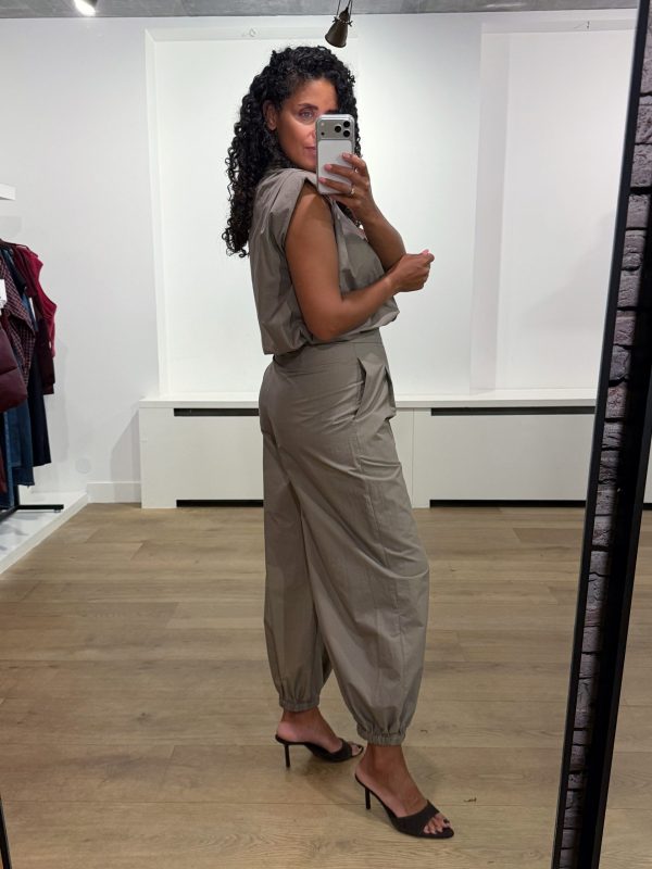 Co’Couture OpheliaCC Balloon Pant 500076 in Mink, katoenen damesbroek met volumineuze balloon fit en taps toelopende pijpen.