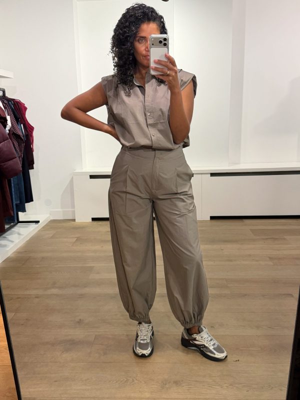 Co’Couture OpheliaCC Balloon Pant 500076 in Mink, katoenen damesbroek met volumineuze balloon fit en taps toelopende pijpen.
