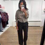 Haute L'Amitié Dessert Check Smock Shirt, geruite damesblouse met vrouwelijke smockdetails en moderne pasvorm.