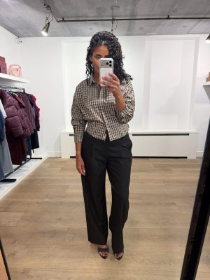 Haute L'Amitié Dessert Check Smock Shirt, geruite damesblouse met vrouwelijke smockdetails en moderne pasvorm.