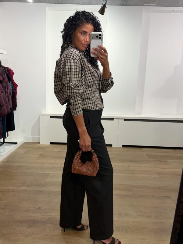 Haute L'Amitié Dessert Check Smock Shirt, geruite damesblouse met vrouwelijke smockdetails en moderne pasvorm.