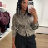 Haute L'Amitié Dessert Check Smock Shirt, geruite damesblouse met vrouwelijke smockdetails en moderne pasvorm.