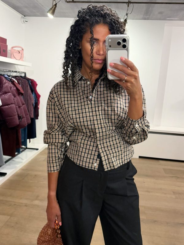 Haute L'Amitié Dessert Check Smock Shirt, geruite damesblouse met vrouwelijke smockdetails en moderne pasvorm.