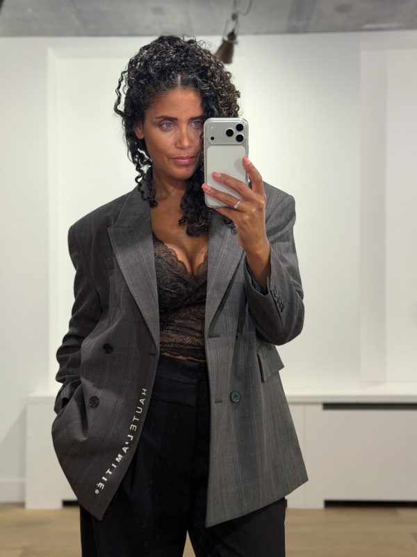 Haute-L-Amitié-Premiere-Waist-Fit-Check-Blazer-HL10844_Mocca Haute L'Amitié Premiere Waist Fit Check Blazer, geruite damesblazer met getailleerde pasvorm en vrouwelijke uitstraling.
