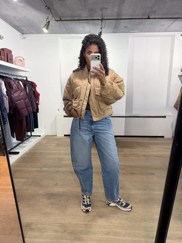 Haute L'Amitié Bailey Zipper Bomber HL10679, oversized dames bomber met decoratieve stiksels en geribde details.
