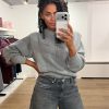 Homage-Knitted-Sweater-With-Shoulder-Detail-Grijs-H-CW26M74-Grey-Melange Homage Knitted Sweater With Shoulder Detail H-CW26M74 in grijs, grofgebreide damestrui met opvallend schouderdetail en licht cropped fit.