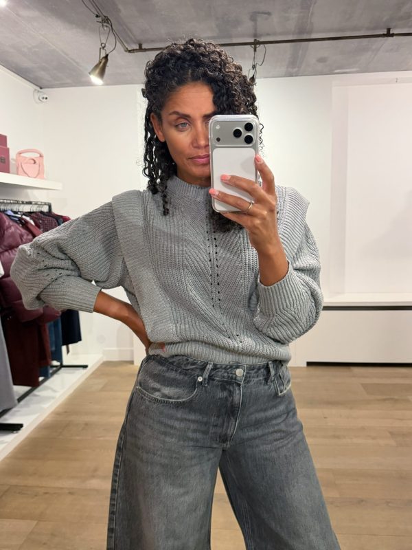 Homage-Knitted-Sweater-With-Shoulder-Detail-Grijs-H-CW26M74-Grey-Melange Homage Knitted Sweater With Shoulder Detail H-CW26M74 in grijs, grofgebreide damestrui met opvallend schouderdetail en licht cropped fit.