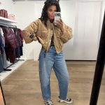 Haute L'Amitié Bailey Zipper Bomber HL10679, oversized dames bomber met decoratieve stiksels en geribde details.