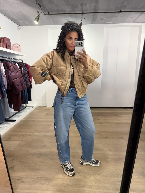 Haute L'Amitié Bailey Zipper Bomber HL10679, oversized dames bomber met decoratieve stiksels en geribde details.