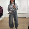 Homage-Knitted-Sweater-With-Shoulder-Detail-Grijs-H-CW26M74-Grey-Melange Homage Knitted Sweater With Shoulder Detail H-CW26M74 in grijs, grofgebreide damestrui met opvallend schouderdetail en licht cropped fit.