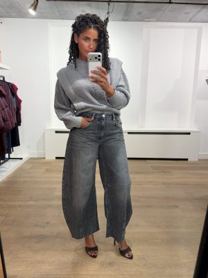 Homage Knitted Sweater With Shoulder Detail H-CW26M74 in grijs, grofgebreide damestrui met opvallend schouderdetail en licht cropped fit.