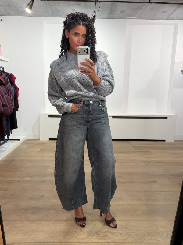 Homage-Knitted-Sweater-With-Shoulder-Detail-Grijs-H-CW26M74-Grey-Melange Homage Knitted Sweater With Shoulder Detail H-CW26M74 in grijs, grofgebreide damestrui met opvallend schouderdetail en licht cropped fit.