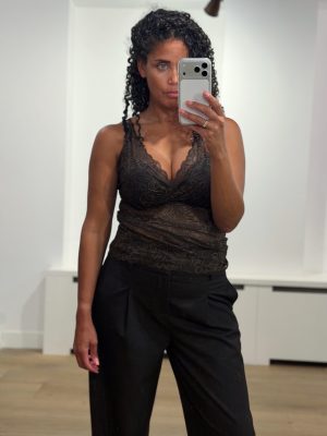 Aímée The Label VivianW6 Lace Top in Brown, bruine mouwloze dames top van verfijnd kant met aansluitende pasvorm.