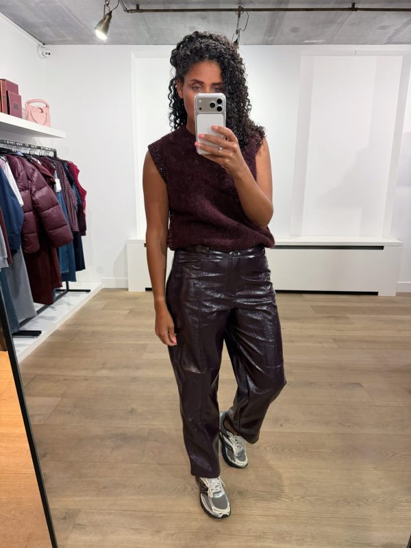 Dante6 Scene Patent Faux Leather Pants 263130-7476 in Dark Plum, high-waist damesbroek van glanzend faux leather met crackled finish.