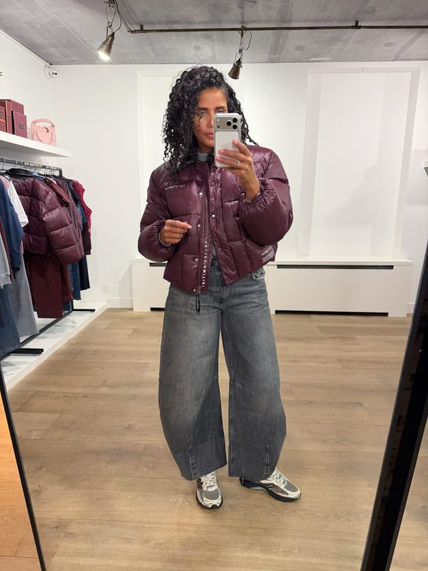 Haute L'Amitié Climb Crop Pocket Jacket HL10702 in Wine, cropped bordeaux damesjas met statement zakken en moderne pasvorm.