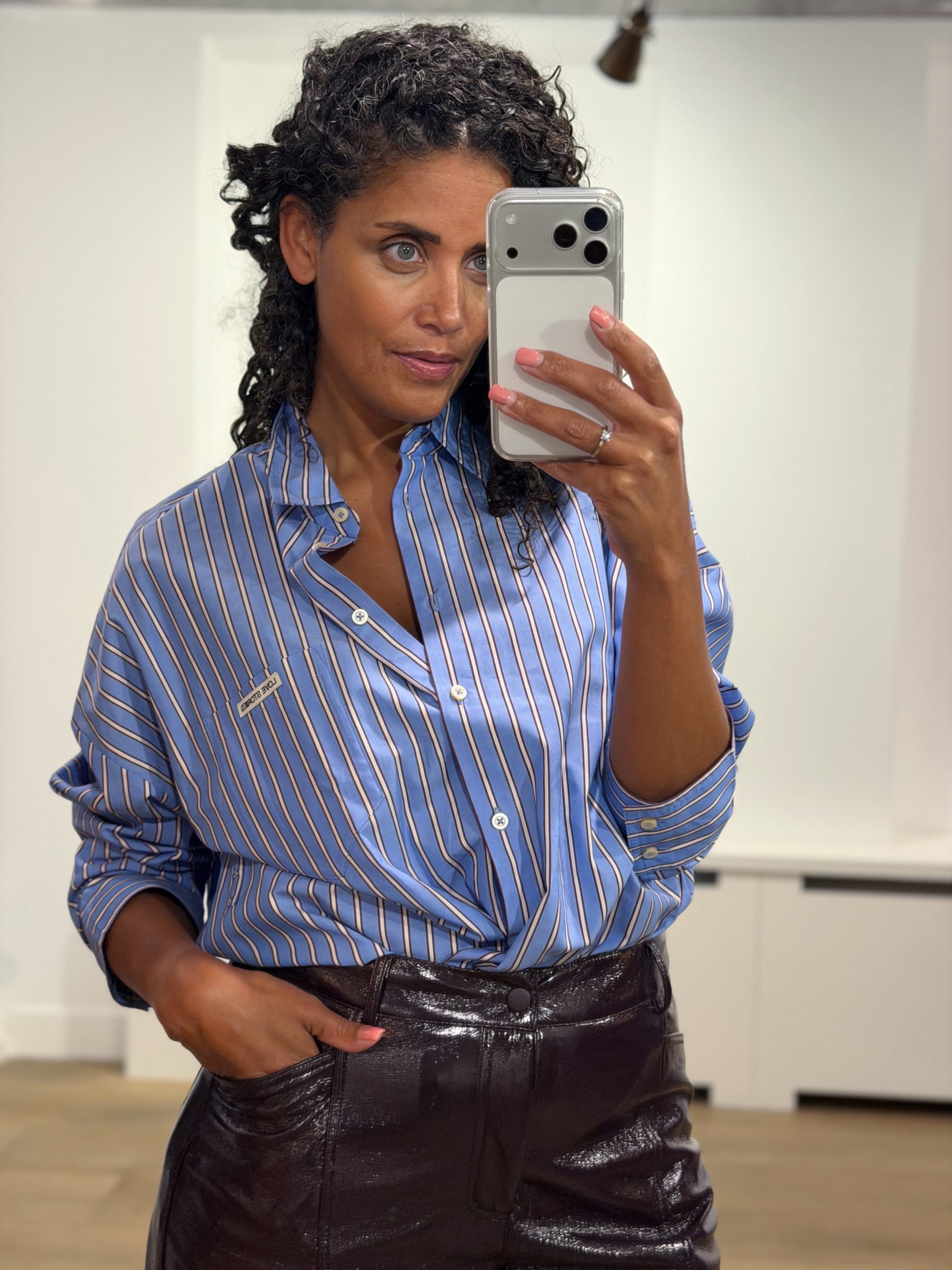 Love Stories Hillary Stripe Blouse met streepdessin en relaxte pasvorm, stijlvolle dames blouse voor een effortless look.