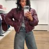 Haute L'Amitié Climb Crop Pocket Jacket HL10702 in Wine, cropped bordeaux damesjas met statement zakken en moderne pasvorm.