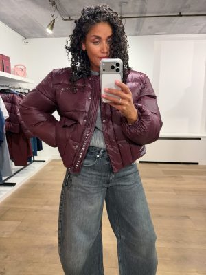 Haute L'Amitié Climb Crop Pocket Jacket HL10702 in Wine, cropped bordeaux damesjas met statement zakken en moderne pasvorm.