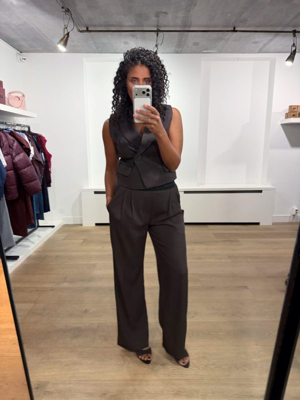 Co’Couture AliniCC Logo Pant 500148 in Dark Brown, donkerbruine high-waist damesbroek met wijde pijpen en elastische logoband.
