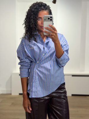 Love Stories Hillary Stripe Blouse met streepdessin en relaxte pasvorm, stijlvolle dames blouse voor een effortless look.