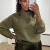 Co’Couture RowCC Braid String Knit 500081 in Army, olijfgroene ribgebreide damestrui met gevlochten koord- en strikdetails.