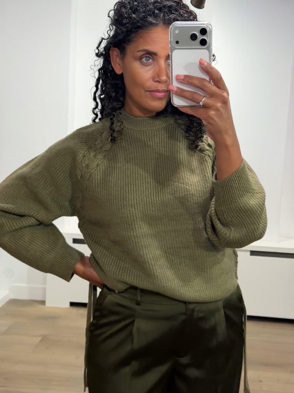 Co’Couture RowCC Braid String Knit 500081 in Army, olijfgroene ribgebreide damestrui met gevlochten koord- en strikdetails.
