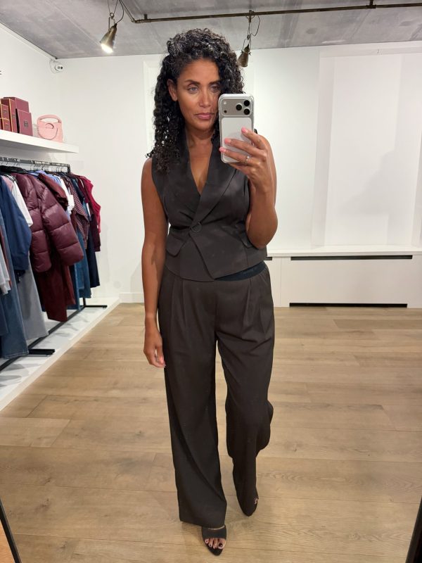 Co’Couture AliniCC Logo Pant 500148 in Dark Brown, donkerbruine high-waist damesbroek met wijde pijpen en elastische logoband.