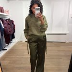 Co’Couture RowCC Braid String Knit 500081 in Army, olijfgroene ribgebreide damestrui met gevlochten koord- en strikdetails.