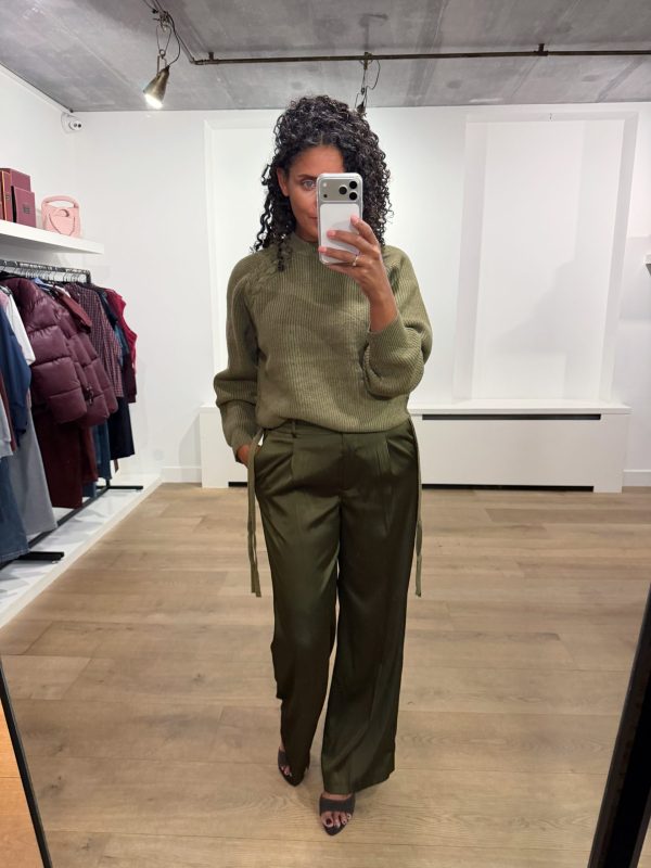 Co’Couture RowCC Braid String Knit 500081 in Army, olijfgroene ribgebreide damestrui met gevlochten koord- en strikdetails.