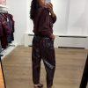 Dante6 Scene Patent Faux Leather Pants 263130-7476 in Dark Plum, high-waist damesbroek van glanzend faux leather met crackled finish.