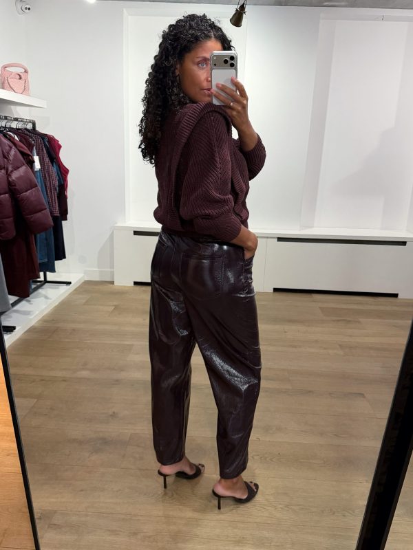 Dante6 Scene Patent Faux Leather Pants 263130-7476 in Dark Plum, high-waist damesbroek van glanzend faux leather met crackled finish.