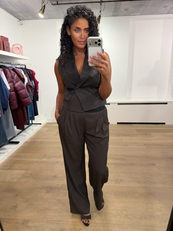 Co’Couture AliniCC Logo Pant 500148 in Dark Brown, donkerbruine high-waist damesbroek met wijde pijpen en elastische logoband.