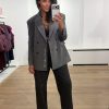 Haute-L-Amitié-Premiere-Waist-Fit-Check-Blazer-HL10844_Mocca Haute L'Amitié Premiere Waist Fit Check Blazer, geruite damesblazer met getailleerde pasvorm en vrouwelijke uitstraling.