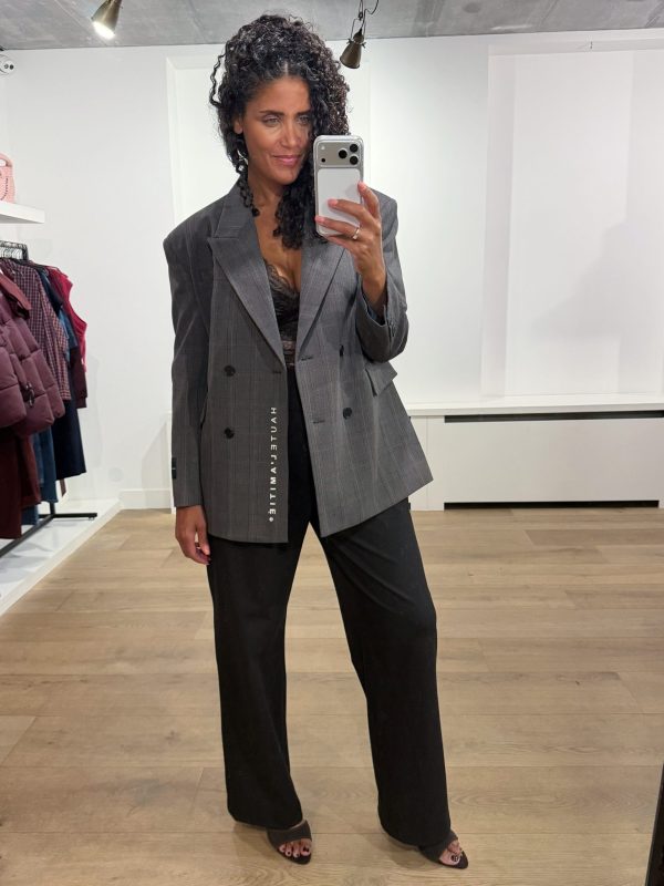 Haute-L-Amitié-Premiere-Waist-Fit-Check-Blazer-HL10844_Mocca Haute L'Amitié Premiere Waist Fit Check Blazer, geruite damesblazer met getailleerde pasvorm en vrouwelijke uitstraling.