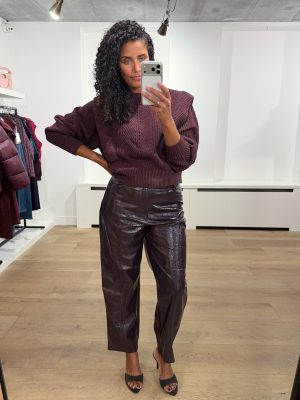 Dante6 Scene Patent Faux Leather Pants 263130-7476 in Dark Plum, high-waist damesbroek van glanzend faux leather met crackled finish.