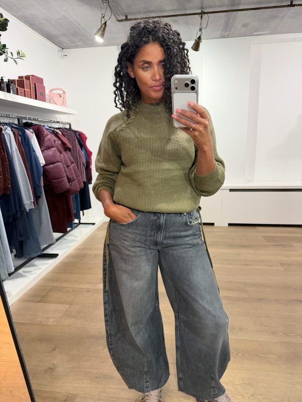 Co’Couture RowCC Braid String Knit 500081 in Army, olijfgroene ribgebreide damestrui met gevlochten koord- en strikdetails.
